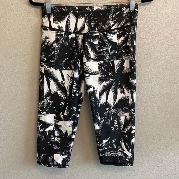Fabletics- palm tree cropped leggings size small - Picture 1 of 5